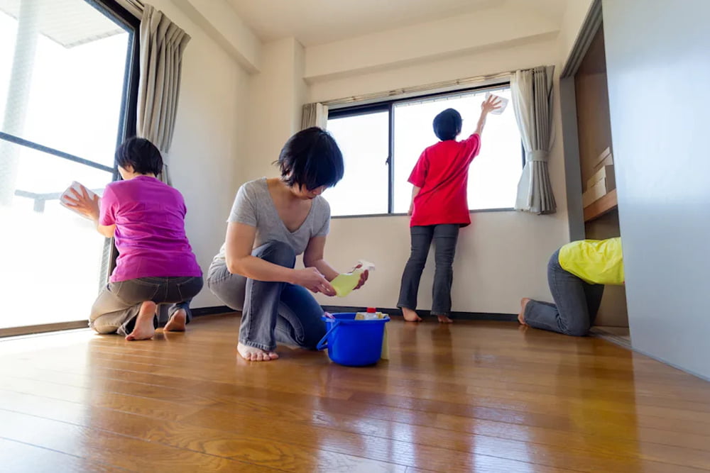吉屋清潔 四個清潔公司員工正在進行入伙前清潔。
